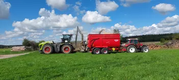 Kleiner Traktor großer Anhänger